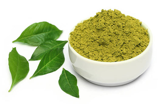 Feuille de henné et poudre de henné pour préparer la pâte