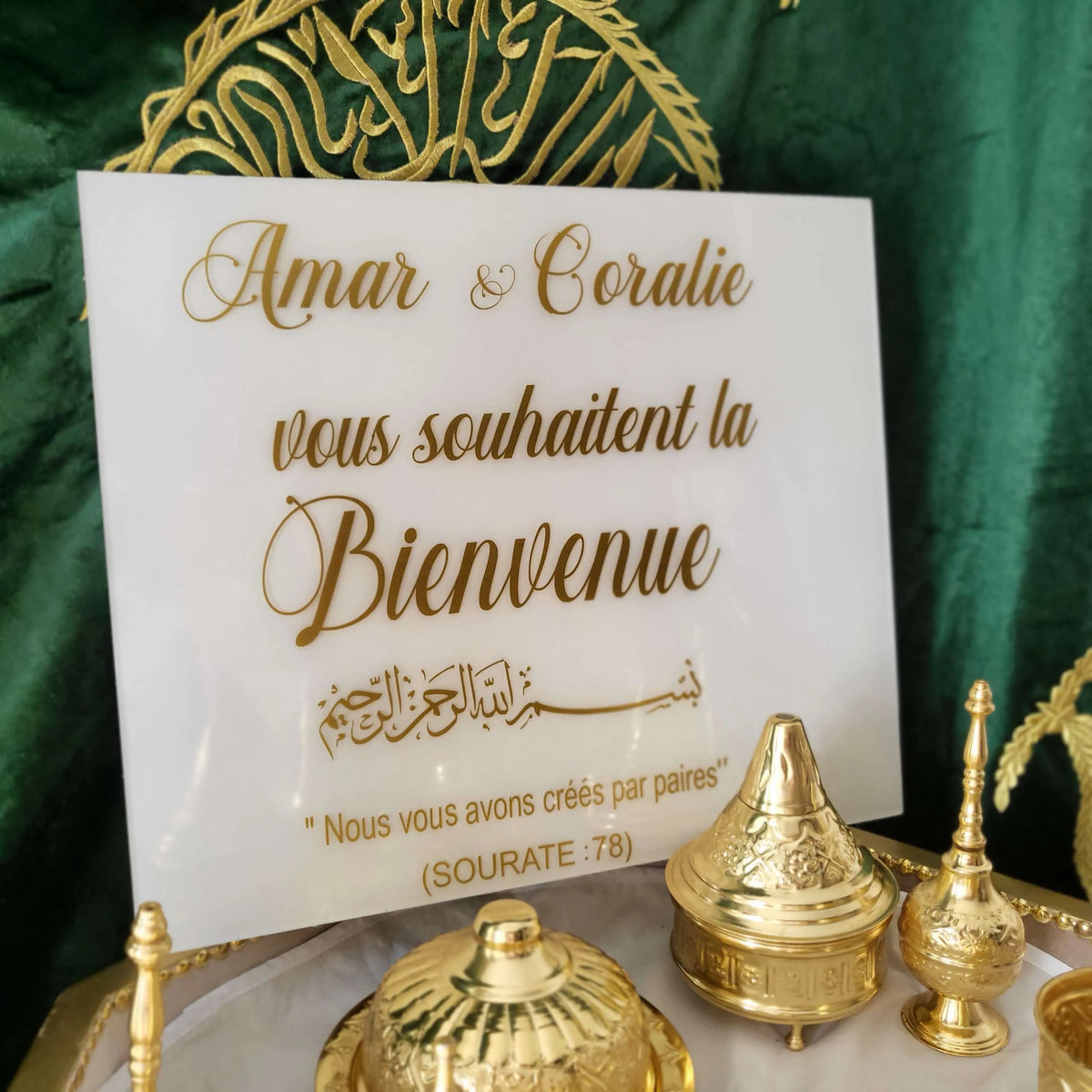 Panneau de bienvenue blanc et doré