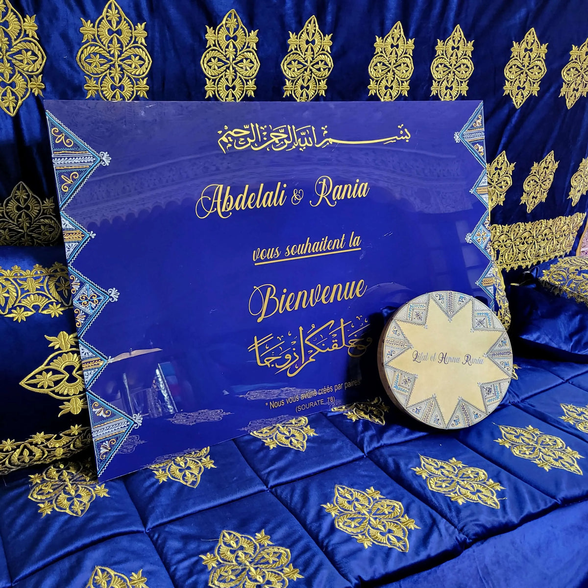 Panneau de bienvenue bleu roi et doré